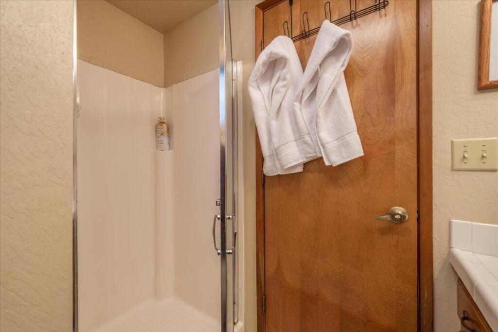 טראקי 3Br Tahoe Donner Cabin With Hoa Perks Like Pools Hot-Tub Minutes To Trails Lake Golf מראה חיצוני תמונה