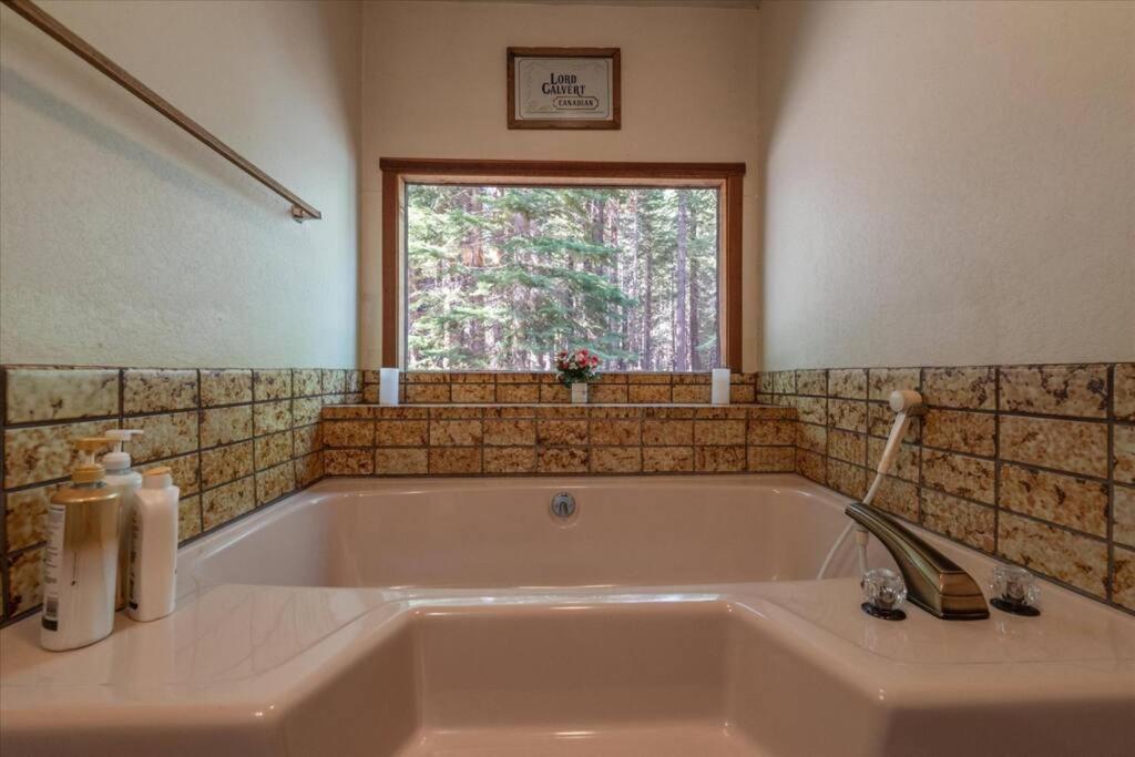 טראקי 3Br Tahoe Donner Cabin With Hoa Perks Like Pools Hot-Tub Minutes To Trails Lake Golf מראה חיצוני תמונה